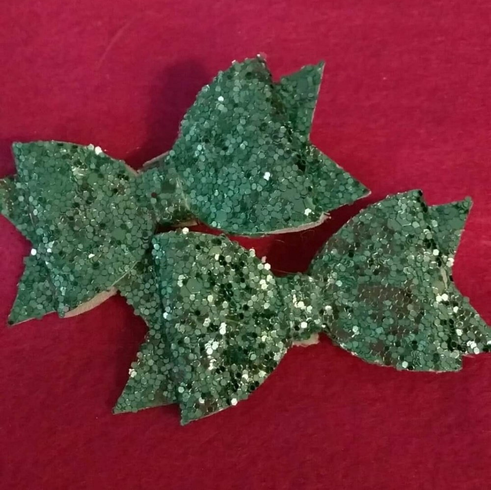 Green pigtail hair bows